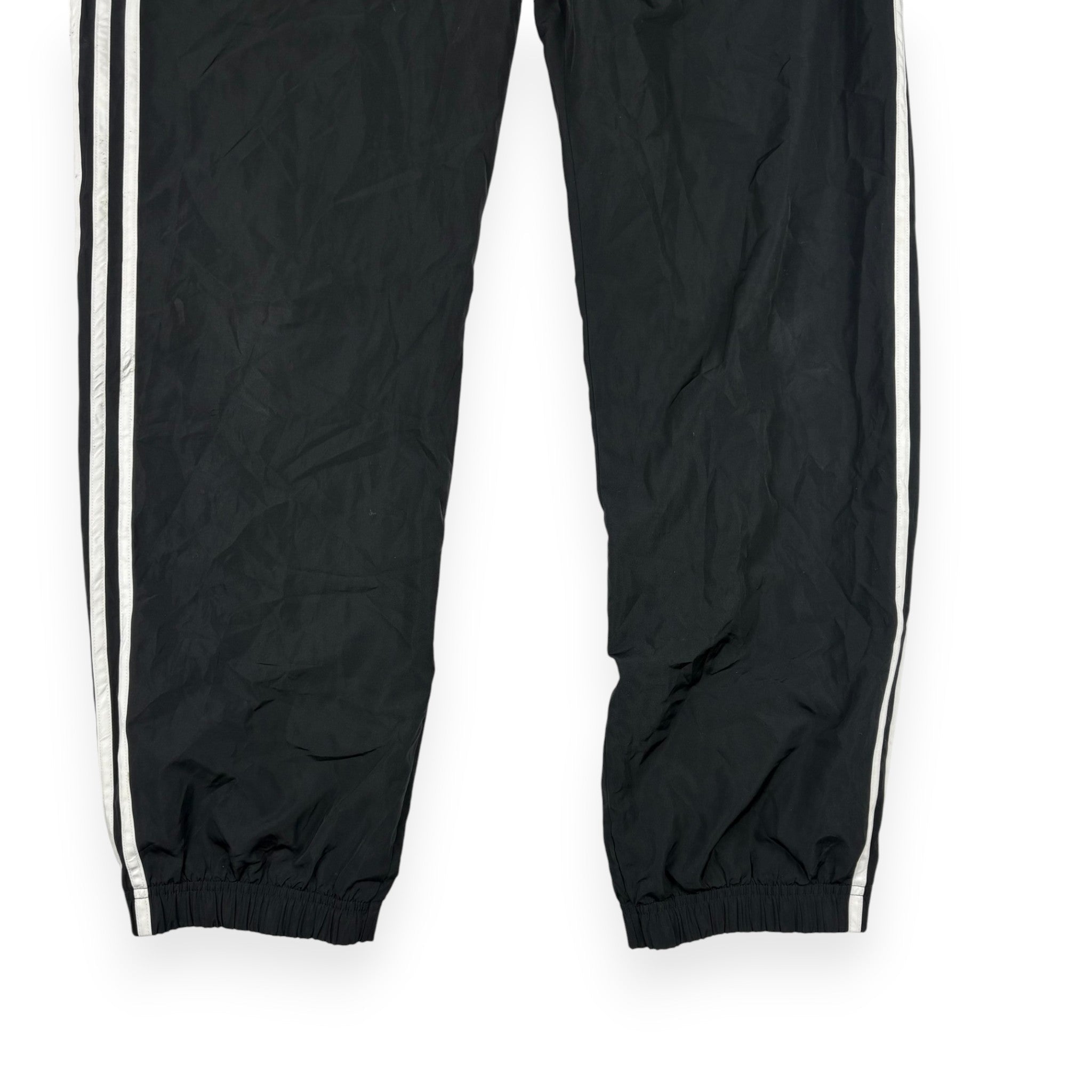 Adidas Trainingshose Schwarz mit weißen Streifen und goldenen Details